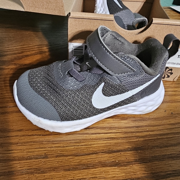 Nike Revolution 6C - Picture 2 of 3